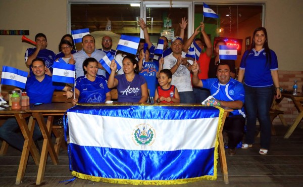 Salvadoreños en San Pedro Sula confían en triunfo ante Honduras