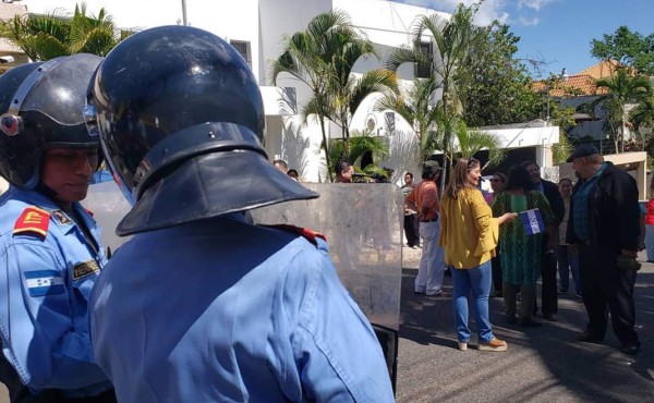 Seguidores y críticos de Guaidó protestan frente a la embajada de Venezuela en Honduras