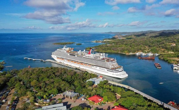 Arriba a Roatán primer crucero con turistas después del cierre por pandemia