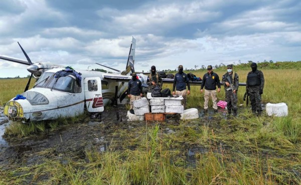 Incineran 479 kilos de cocaína incautados tras interceptar avioneta en La Mosquitia
