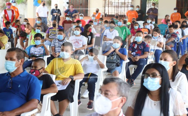 Reconstruyen escuela dañada por Eta y Iota en aldea de El Progreso