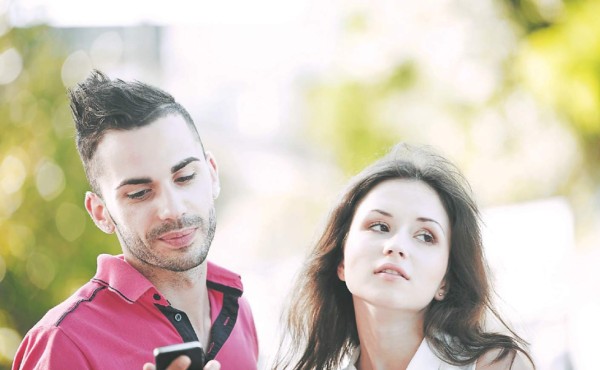 Pareja jugando a la familia