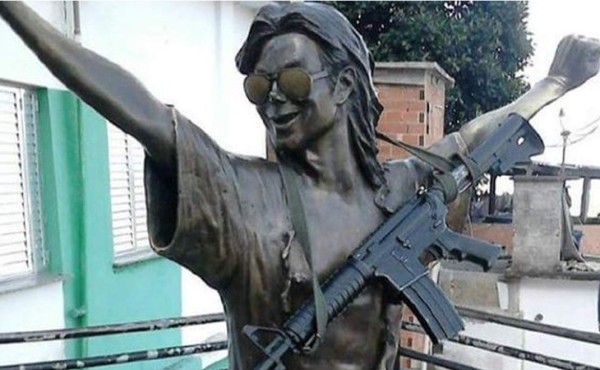 Michael Jackson se gana un fusil de asalto en Río de Janeiro