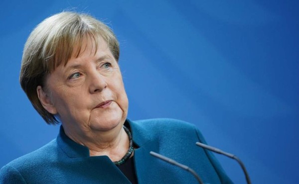 Merkel está 'sana' y 'activa' en su primer día de cuarentena en casa