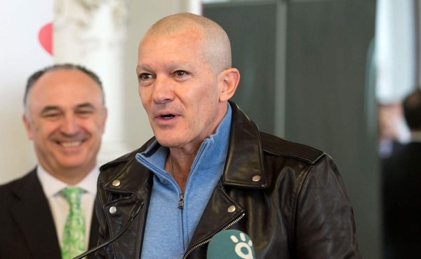 Antonio Banderas sorprende con radical transformación