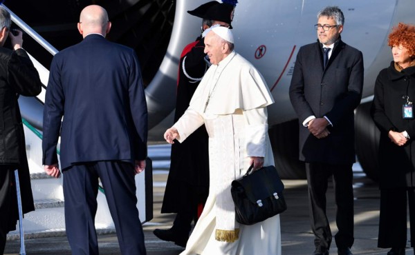 ¿Qué lleva el papa Francisco en su maletín y por qué nadie más lo carga?