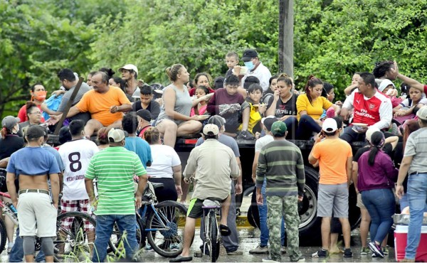 Huracán Eta: las correntadas dieron vuelta a los vehículos