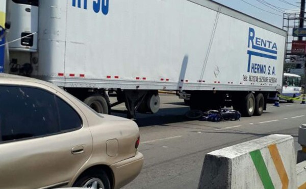 Motociclista muere arrollado por rastra en San Pedro Sula