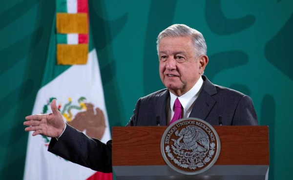 El presidente de México estrena las pistas de su aeropuerto emblemático