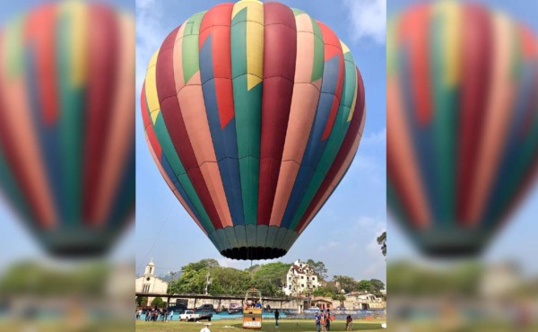 Turistas disfrutan de vuelos mágicos en globo aerostático