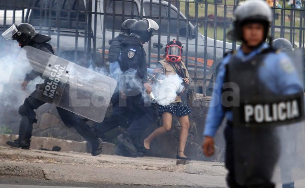 Denuncian ante el Ministerio Público agresiones de la Policía contra periodistas en Honduras