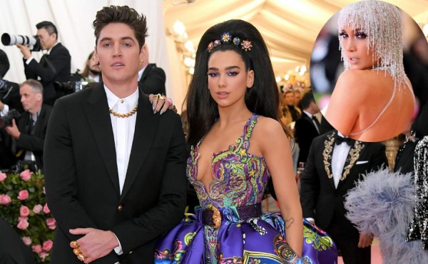 Novio de Dua Lipa fue captado viendo los atributos de Jennifer López en la Met Gala 2019   