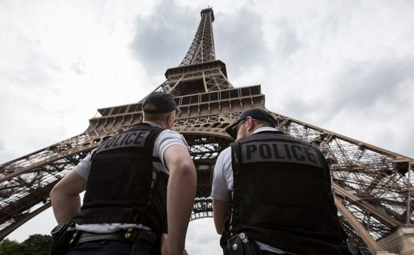 Hombre detenido con cuchillo en la Torre Eiffel quería atacar a militar