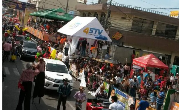 Colorido y belleza en desfile de carrozas y comparsas de La Ceiba