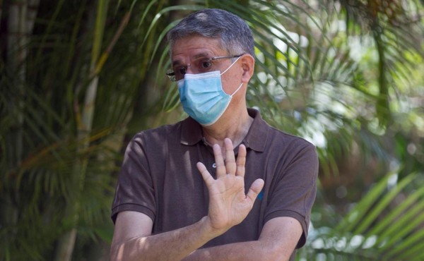 Médico hondureño convaleciente de la covid-19 busca candidatura presidencial