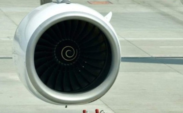 Anciana hace una travesura que obliga a parar el embarque de un avión