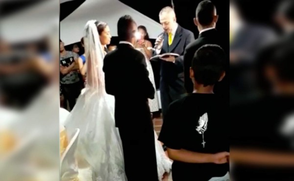 Techo le cae encima a pareja en plena boda