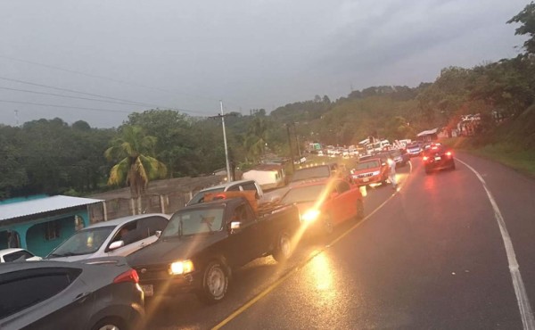 Caos vehicular en el Lago de Yojoa por incidente de volqueta