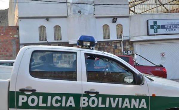 Pareja asalta con la ayuda de dos policías