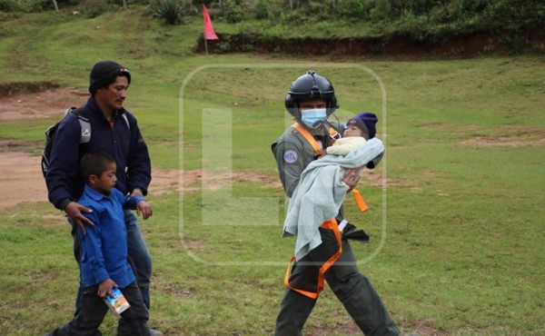 Rescatan a hermanitos sobrevivientes de un derrumbe que mató a su familia en Lempira