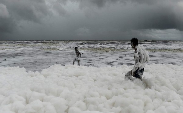 Espuma tóxica causa peligro de contaminación en una famosa playa india