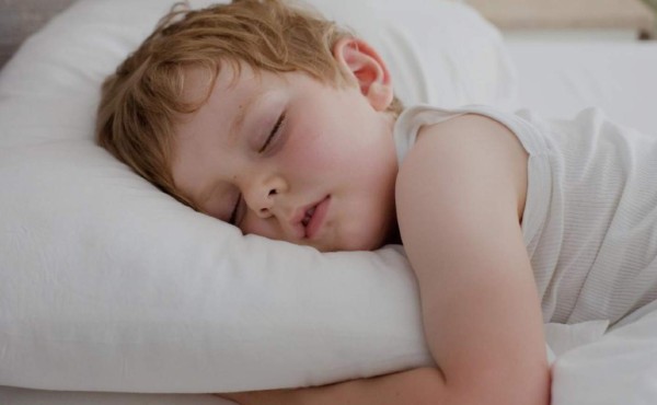 Qué hacer para que los hijos duerman mejor con el calor