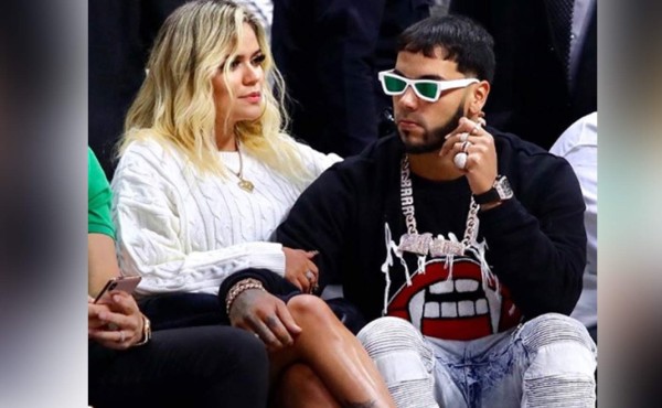 Filtran video en el que Anuel AA supuestamente golpea en el rostro a Karol G