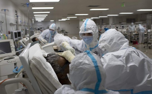 Bukele destaca reducción de contagios de COVID-19 en El Salvador