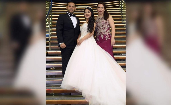 Noche elegante para Melanie Alejandra Turcios