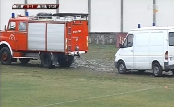 Jugador es llevado de emergencia en ambulancia remolcada