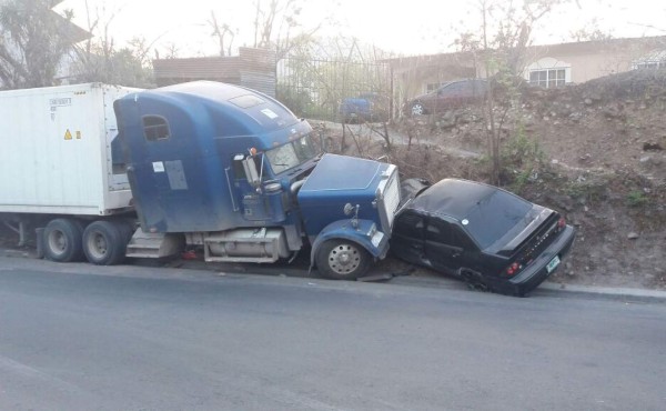 Dos heridos deja como saldo accidente de rastra con turismo en Tegucigalpa