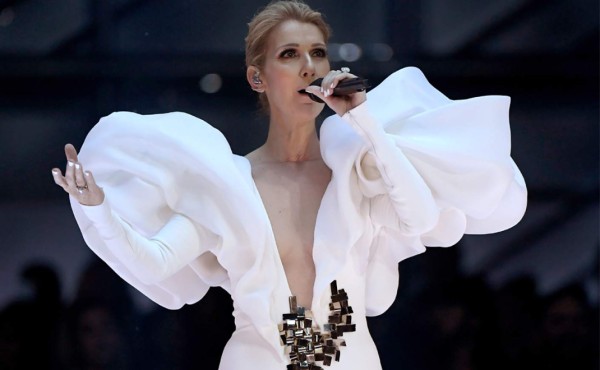 Celine Dion hace vibrar al interpretar la canción de 'Titanic'