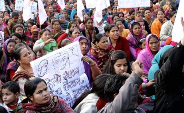 Una multitud en India saca de prisión a violador y lo golpea hasta matarlo