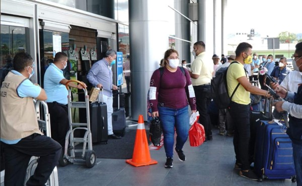Equipos de Turismo permanecen en aeropuertos de Tegucigalpa y San Pedro Sula