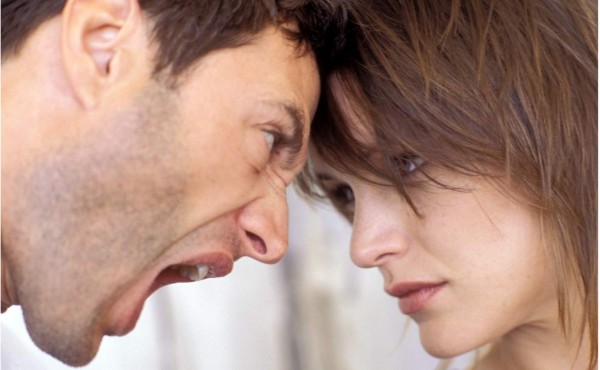 Los celos lo consumen y afectan su relación