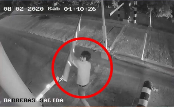 Joven destruye equipo de caseta de seguridad en la colonia Santa Mónica