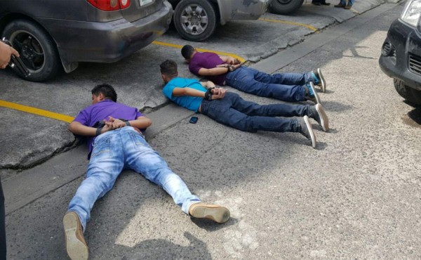 Capturan a tres supuestos robacarros en barrio Medina de San Pedro Sula
