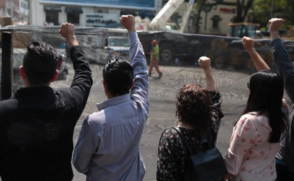 México rinde homenaje a víctimas del terremoto y reconoce trabajo de voluntarios