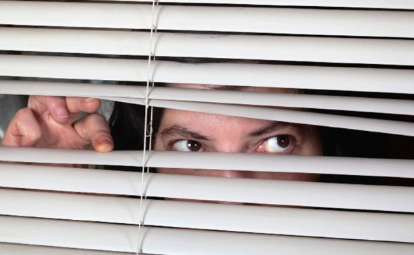 Sobrina metiche enojada con sus tíos