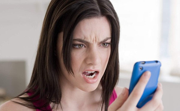 Celosa por el WhatsApp