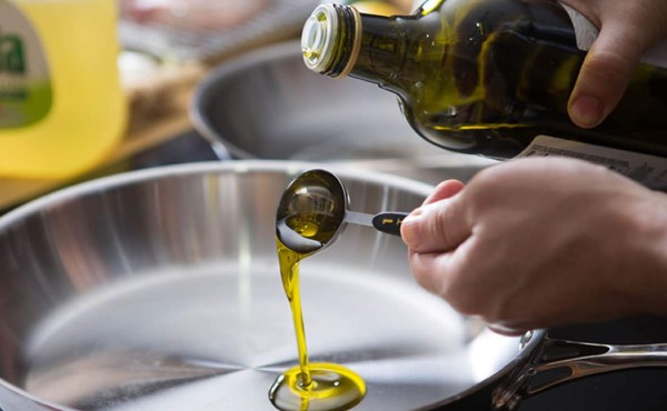 Freír verduras con aceite de oliva es más saludable