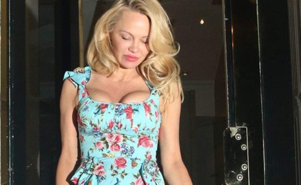 Pamela Anderson muestra sus curvas a sus 49 años