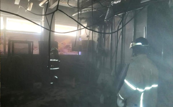 Controlan incendio dentro de área de remodelación de aduana La Mesa