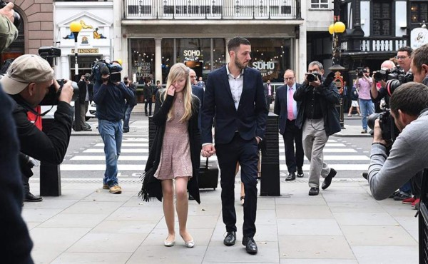 Padres de bebé británico enfermo abandonan lucha para llevarlo a EUA