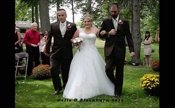 Detiene la boda de su hija para sorprender a padrastro