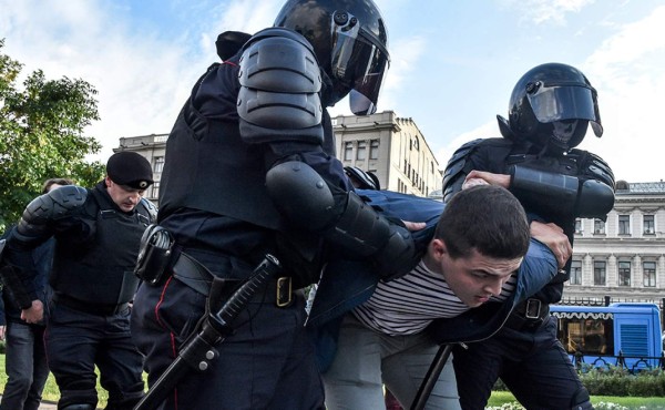 Decenas de detenidos en manifestación de la oposición en Rusia