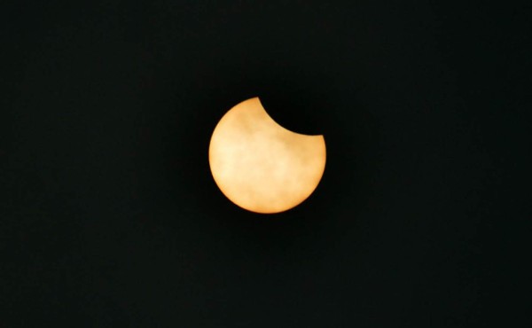 Eclipse: 'Anillo de fuego' en el cielo deslumbra a los aficionados de la astronomía