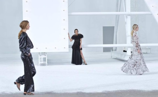 Luces, cámara, acción: Chanel vuelve a los desfiles con mayúsculas