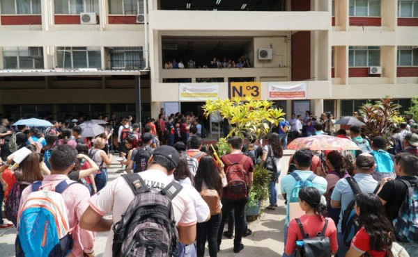 Estudiantes de la Unah-vs bloquean edificios exigiendo seguridad