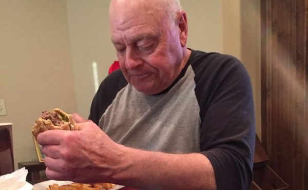 El abuelo abandonado por sus nietos conmueve Twitter